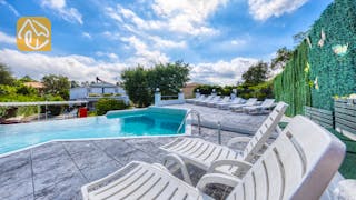 Holiday villas Costa Brava Spain - Villa Geolouk - Sunbeds