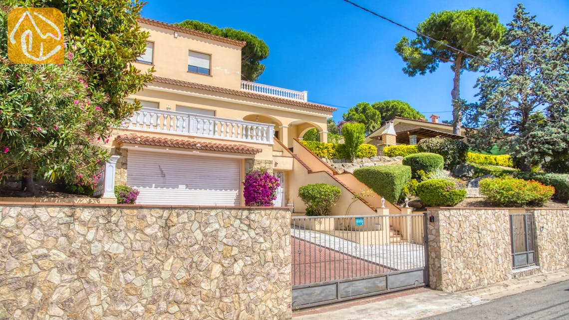 Holiday villas Costa Brava Spain - Villa Paris - Street view arrival at property