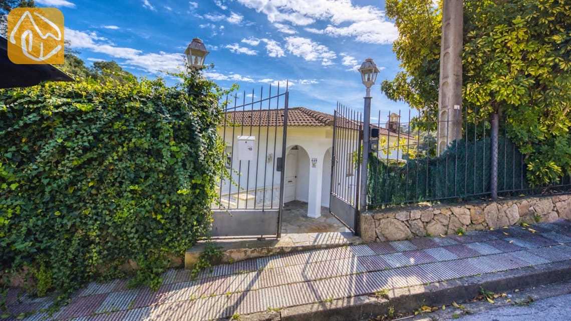 Casas de vacaciones Costa Brava España - Villa Rosa - Street view arrival at property