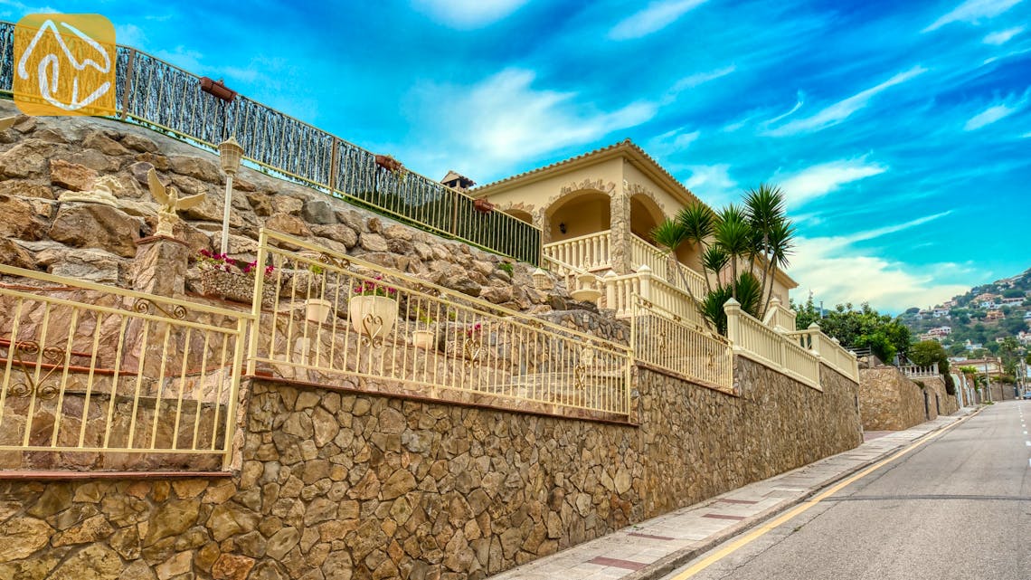 Vakantiehuizen Costa Brava Spanje - Villa Sarai - Street view arrival at property