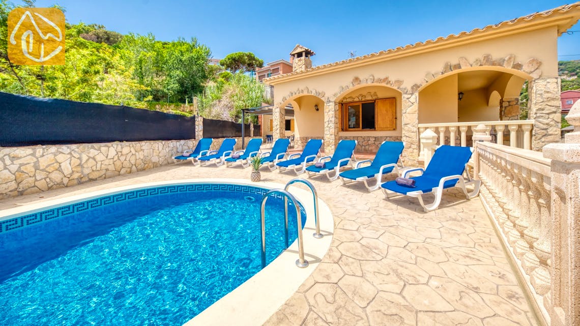 Ferienhäuser Costa Brava Spanien - Villa Sarai - Sonnenliegen