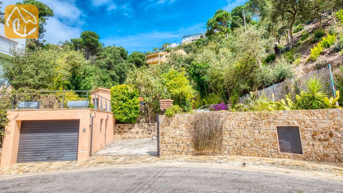 Holiday villas Costa Brava Spain - Villa Olivia - Street view arrival at property
