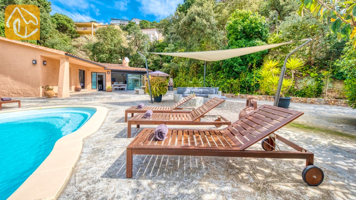 Holiday villas Costa Brava Spain - Villa Olivia - Sunbeds