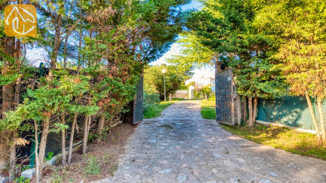Vakantiehuizen Costa Brava Countryside Spanje - Villa Can Bernardi - Street view arrival at property
