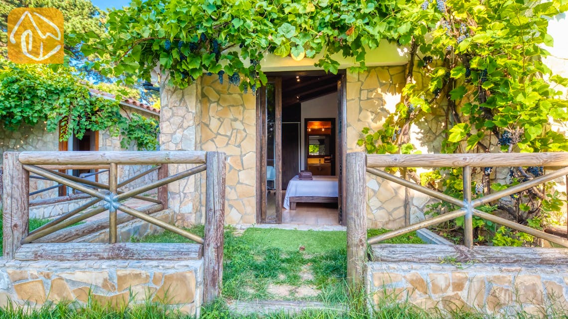 Holiday villas Costa Brava Countryside Spain - Villa Can Bernardi - Master bedroom