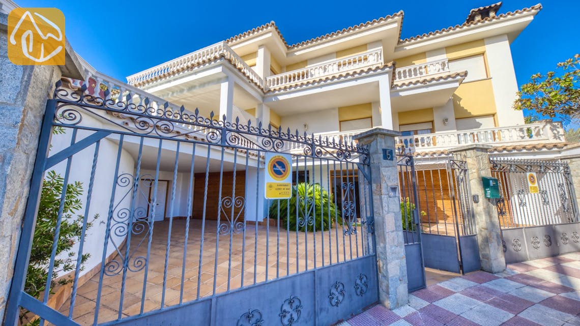 Ferienhäuser Costa Brava Spanien - Villa Baileys - Street view arrival at property