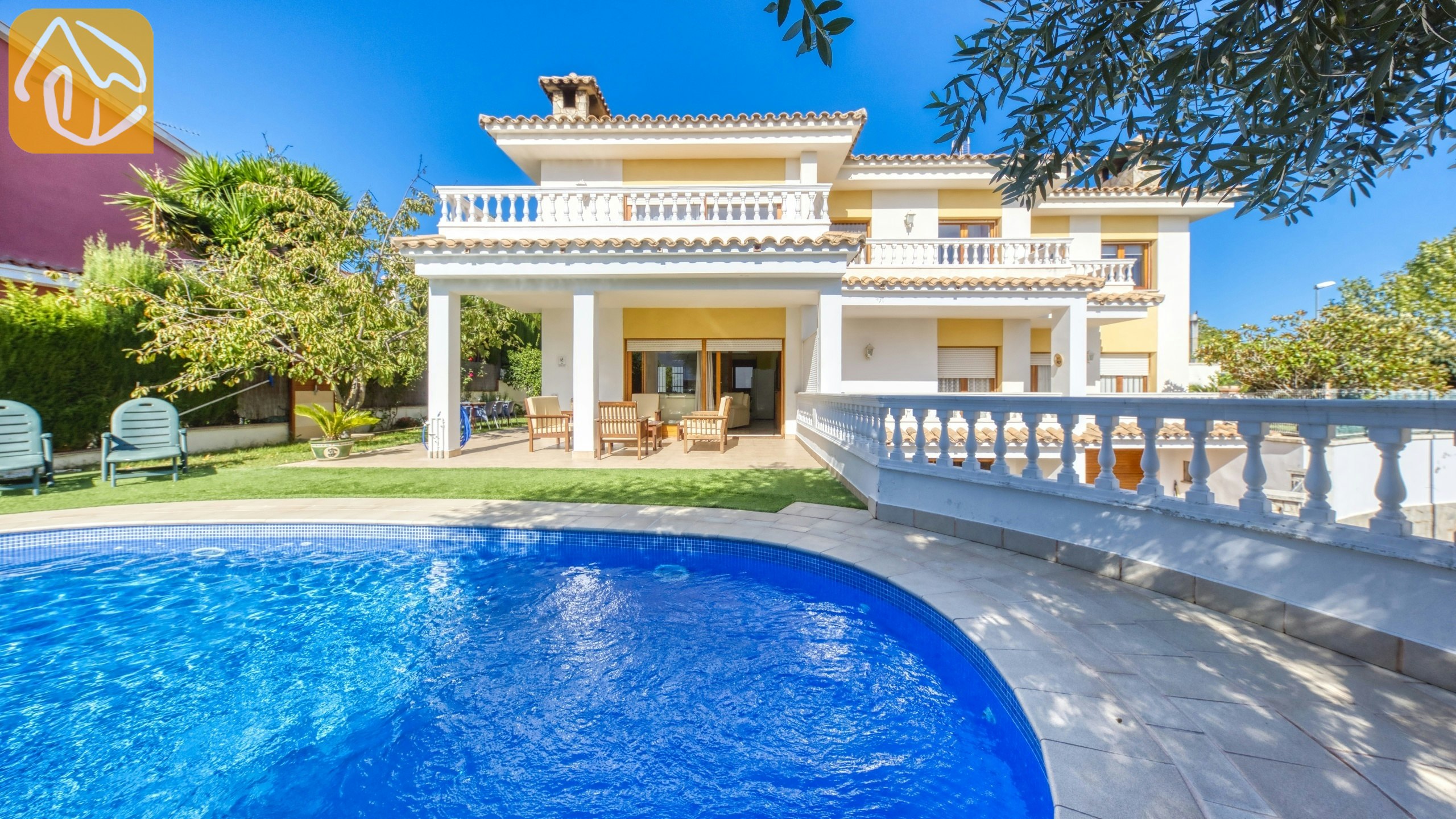 10 Person Holiday Villa Lloret De Mar Villa Baileys Holidayvilla Costa   Villa Baileys 18061 X 