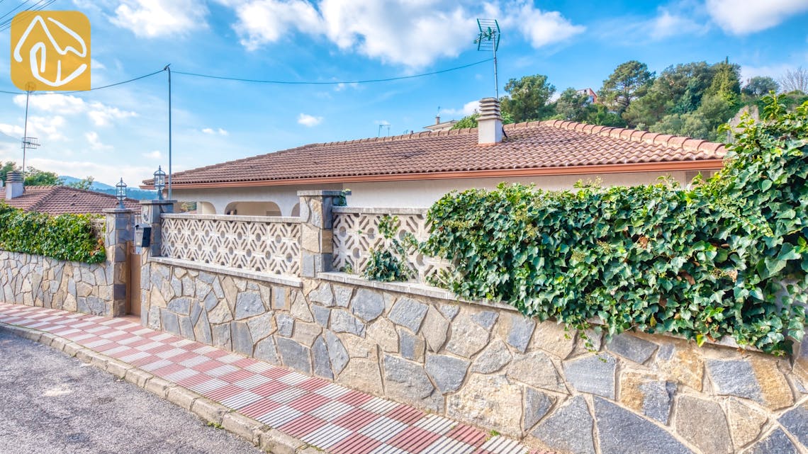 Holiday villas Costa Brava Spain - Villa Liliana - Street view arrival at property