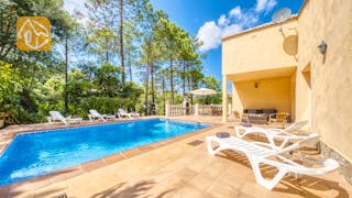 Holiday villas Costa Brava Spain - Villa Esmee - Sunbeds