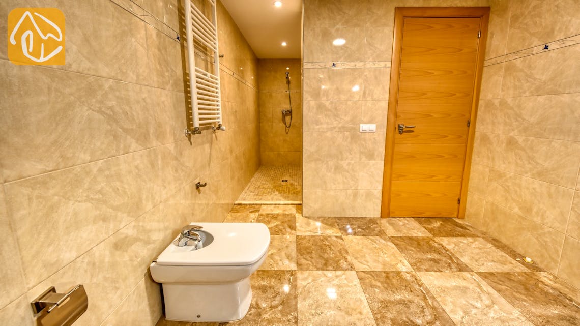 Holiday villas Costa Brava Spain - Villa Grace - En-suite bathroom 