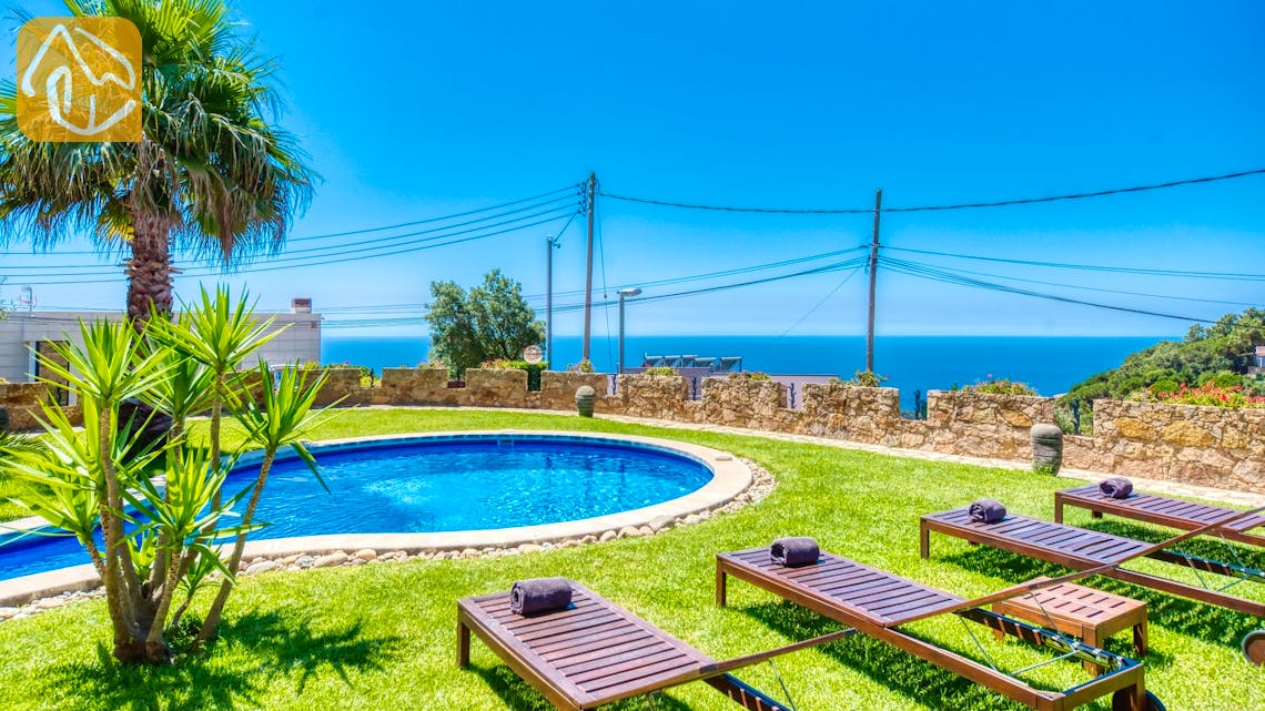 Holiday villas Costa Brava Spain - Villa Gaudi - Sunbeds