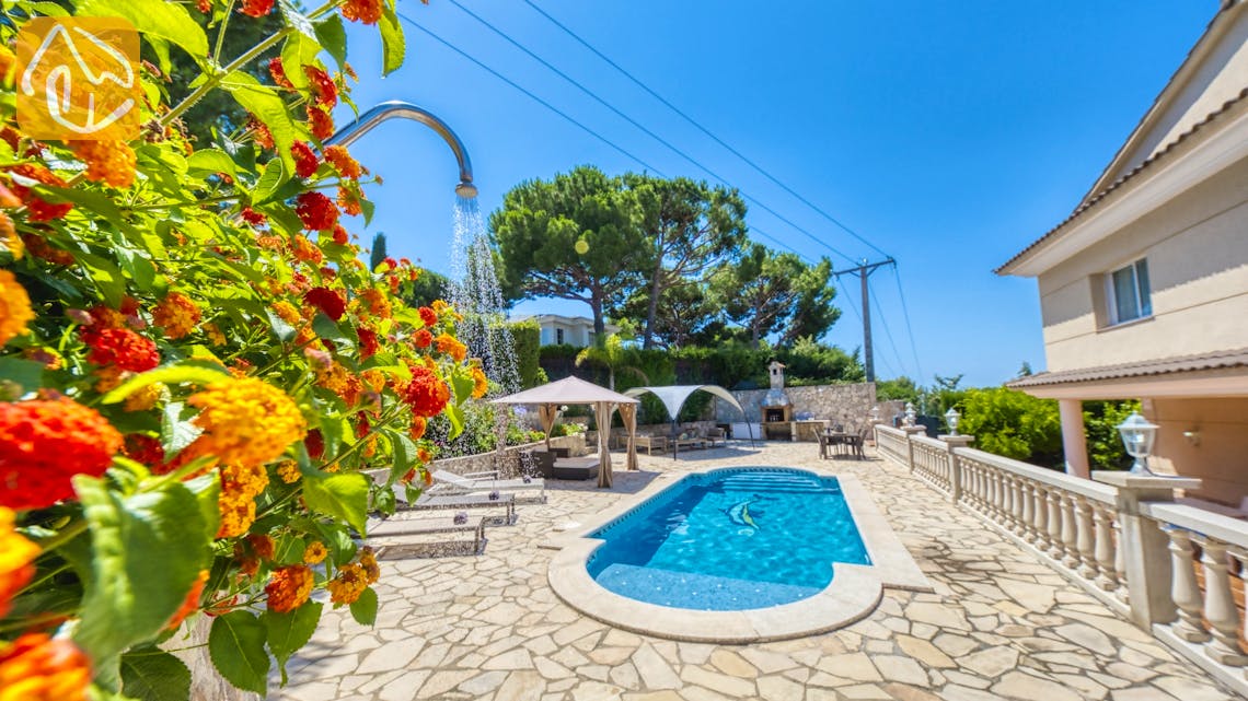 Holiday villas Costa Brava Spain - Villa Lorena - Shower pool area