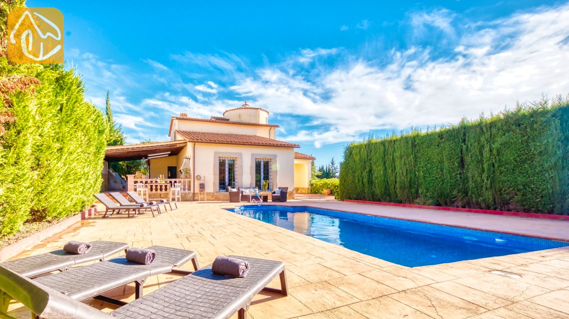 Holiday villas Costa Brava Spain - Villa Roxy - Sunbeds
