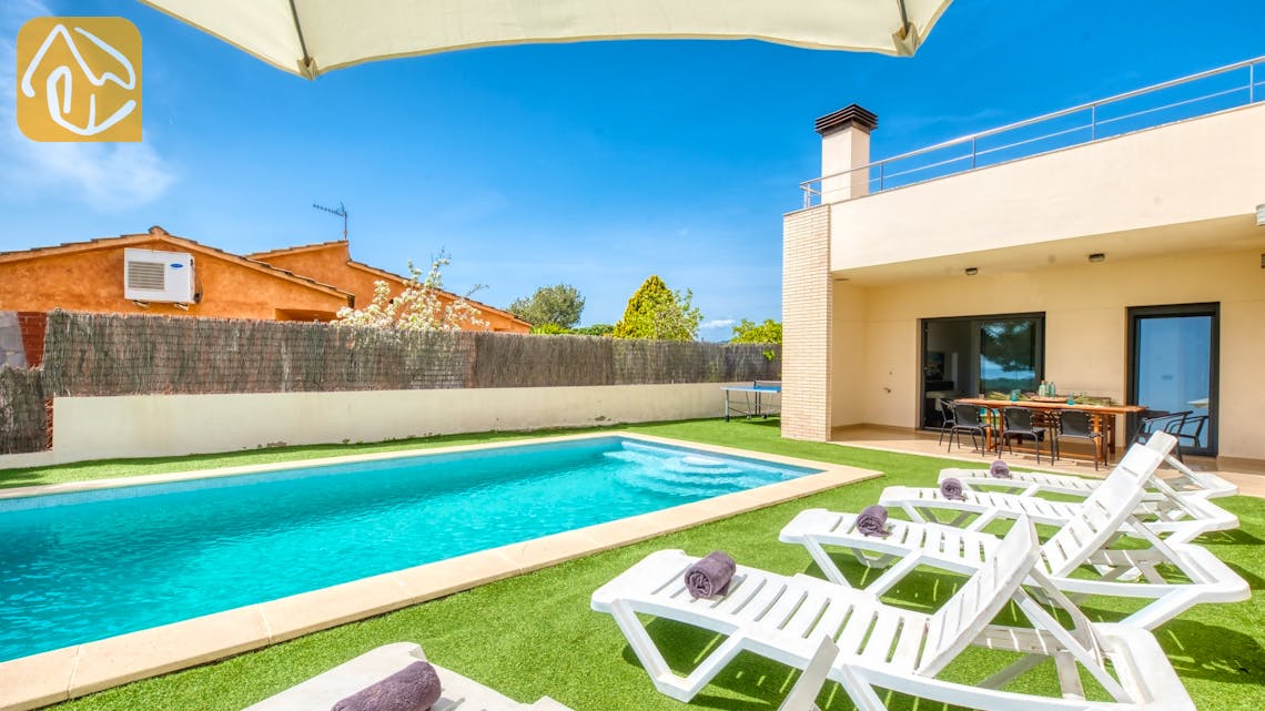 Holiday villas Costa Brava Spain - Villa Macey - Sunbeds