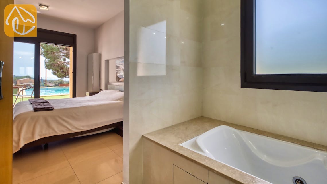 Holiday villas Costa Brava Spain - Villa Macey - En-suite bathroom 
