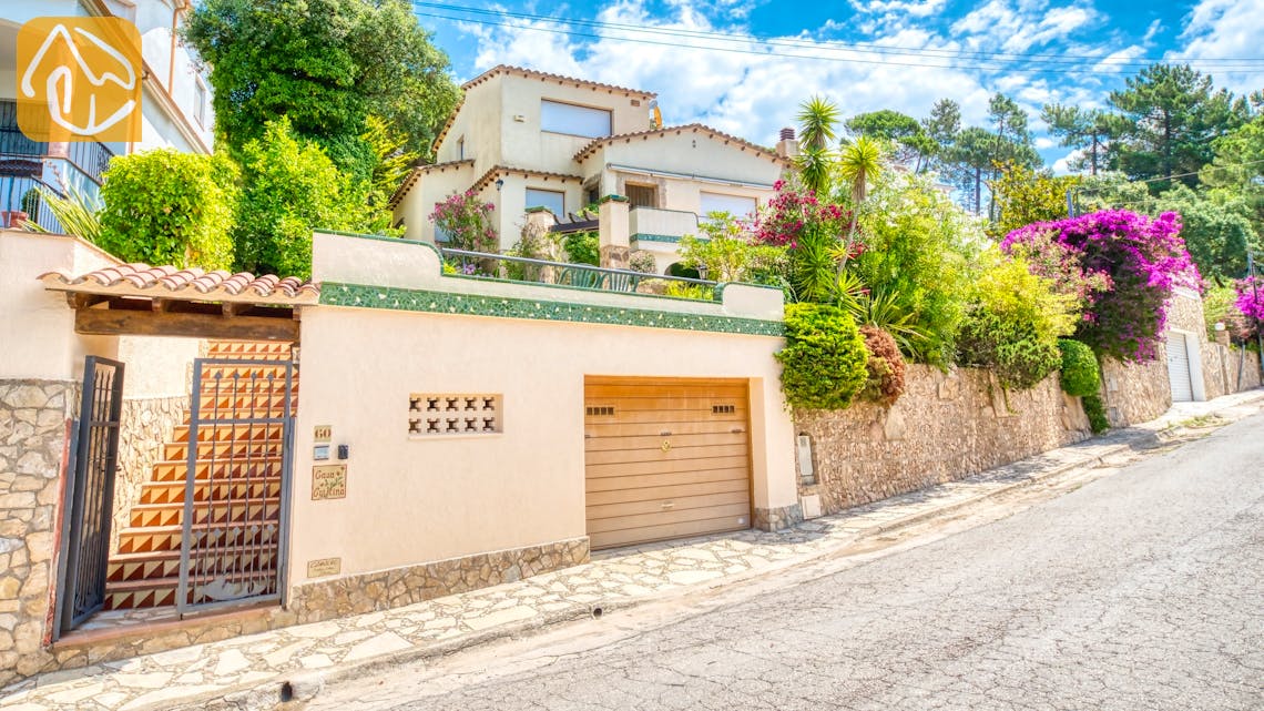 Ferienhäuser Costa Brava Spanien - Villa Cleo - Street view arrival at property