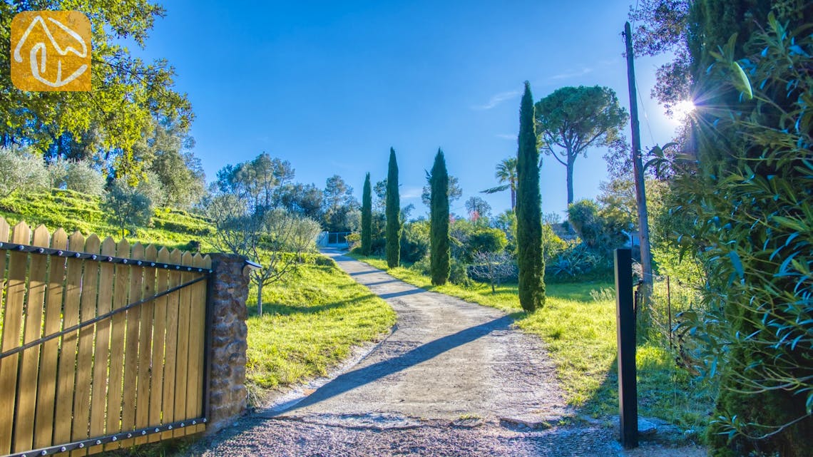 Holiday villas Costa Brava Countryside Spain - Villa Racoon - Street view arrival at property