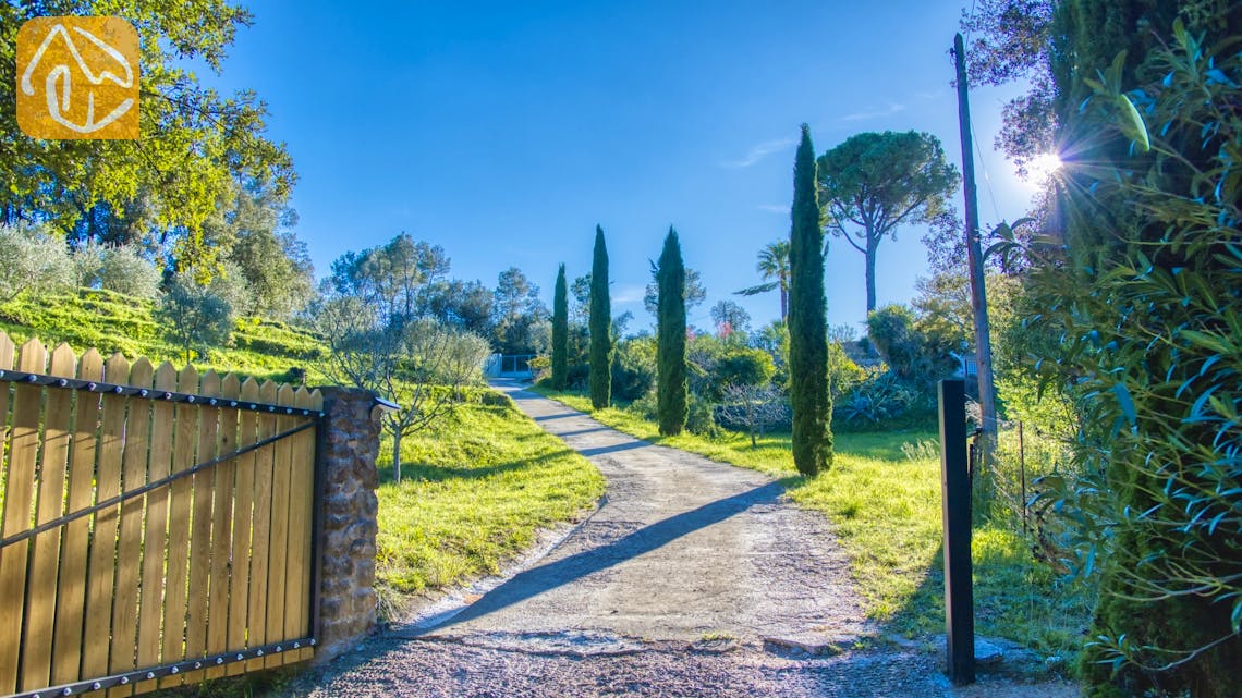 Villas de vacances Costa Brava Countryside Espagne - Villa Racoon - Street view arrival at property