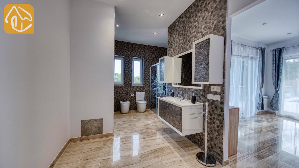 Holiday villas Costa Brava Spain - Villa Madison - En-suite bathroom 