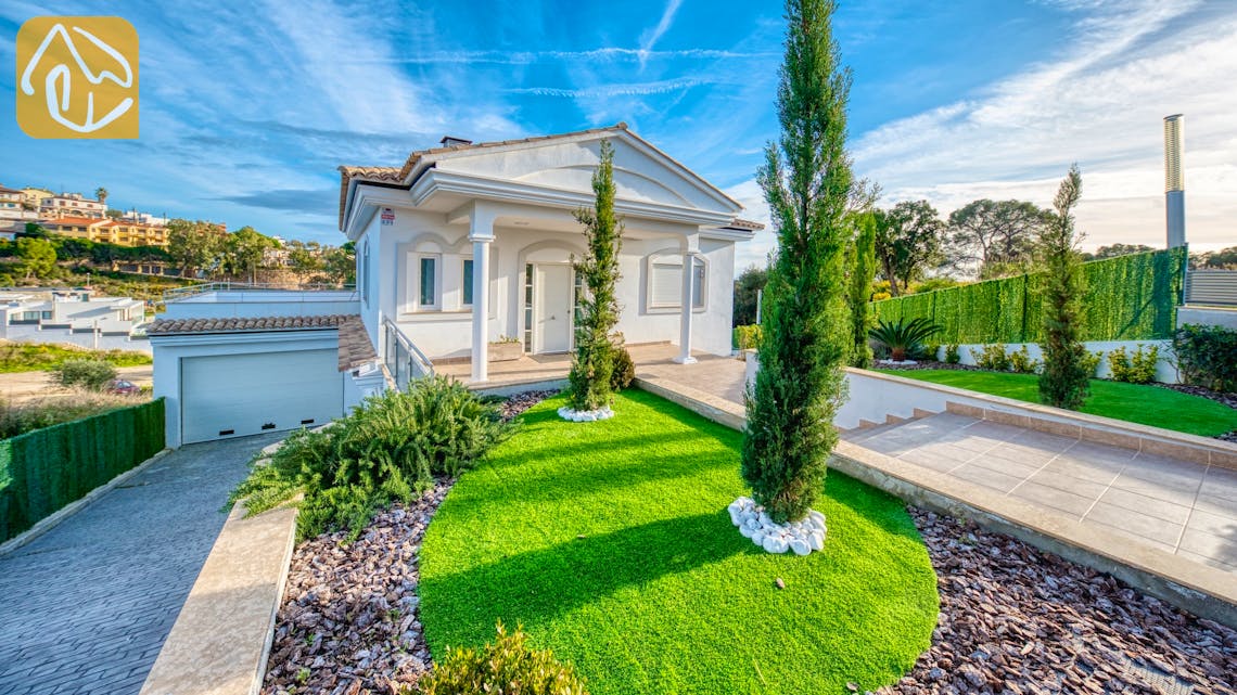 Holiday villas Costa Brava Spain - Villa Madison - Street view arrival at property