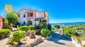 Vakantievilla&#039;s Costa Brava Spanje - Villa Teresa - Aankomst met uitzicht op de straat bij de accommodatie