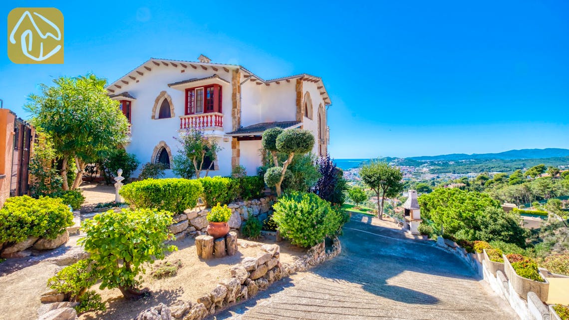 Holiday villas Costa Brava Spain - Villa Teresa - Street view arrival at property