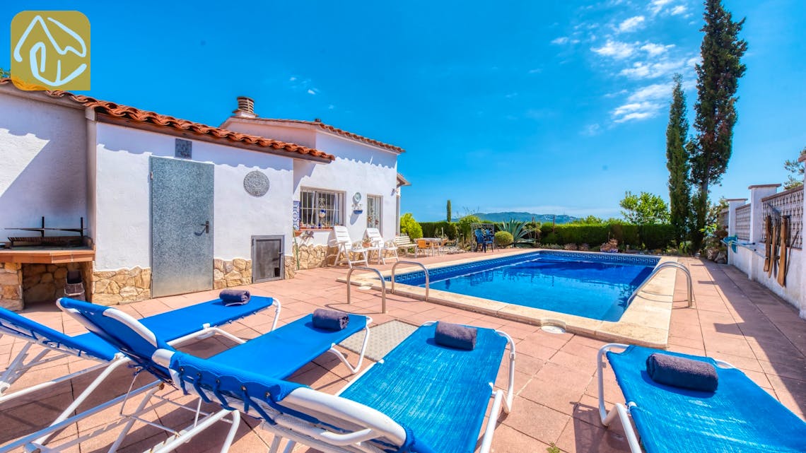 Holiday villas Costa Brava Spain - Villa La Flor - BBQ Area