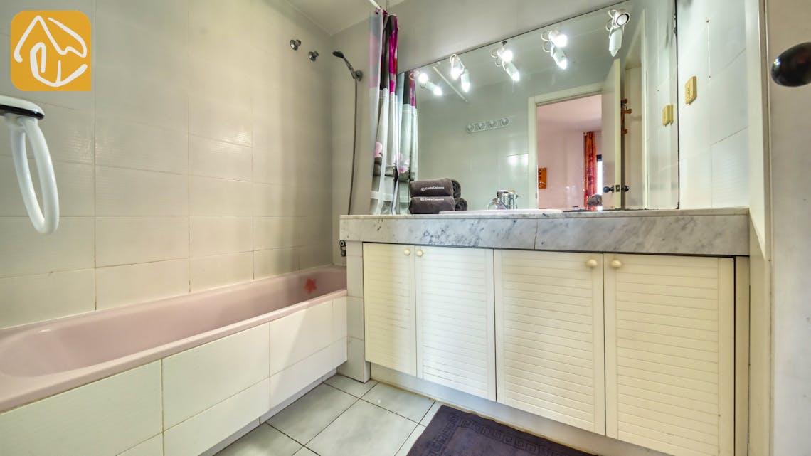 Holiday villas Costa Brava Spain - Apartment Monaco - En-suite bathroom 