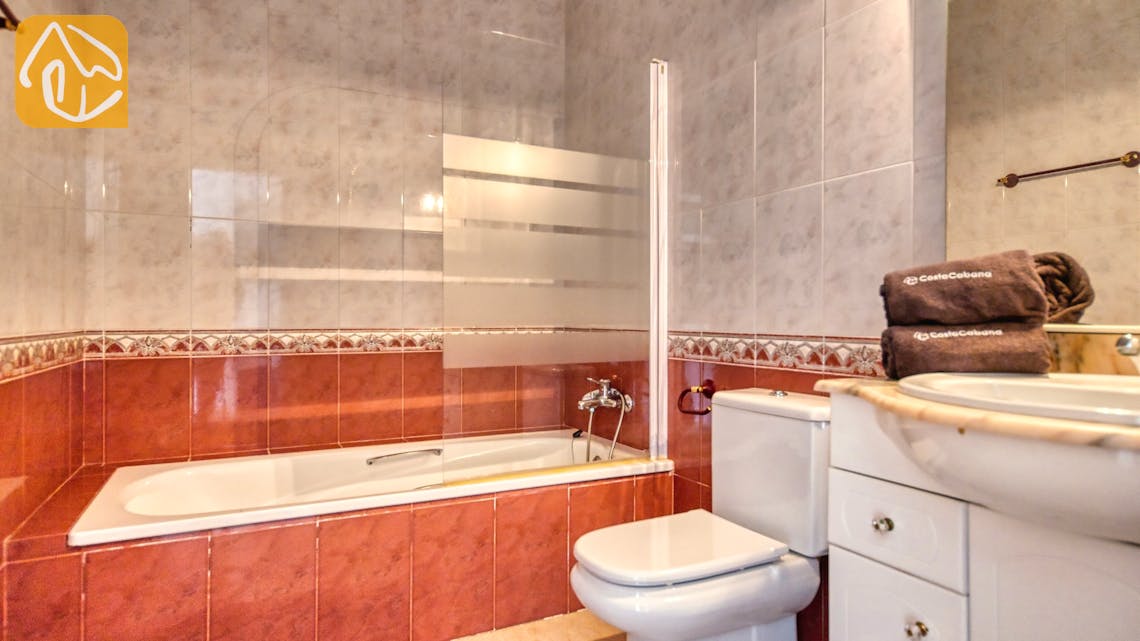 Holiday villas Costa Brava Spain - Villa Sunrise - En-suite bathroom 