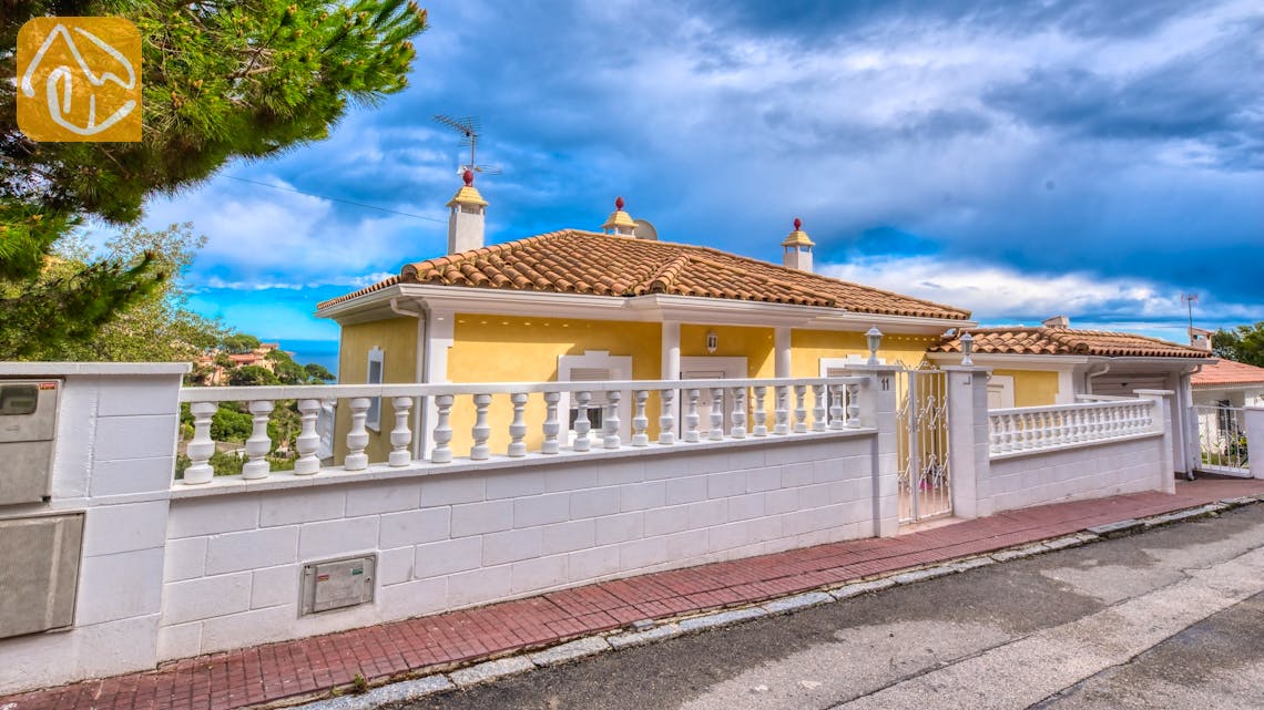 Ferienhäuser Costa Brava Spanien - Villa Sunrise - Street view arrival at property