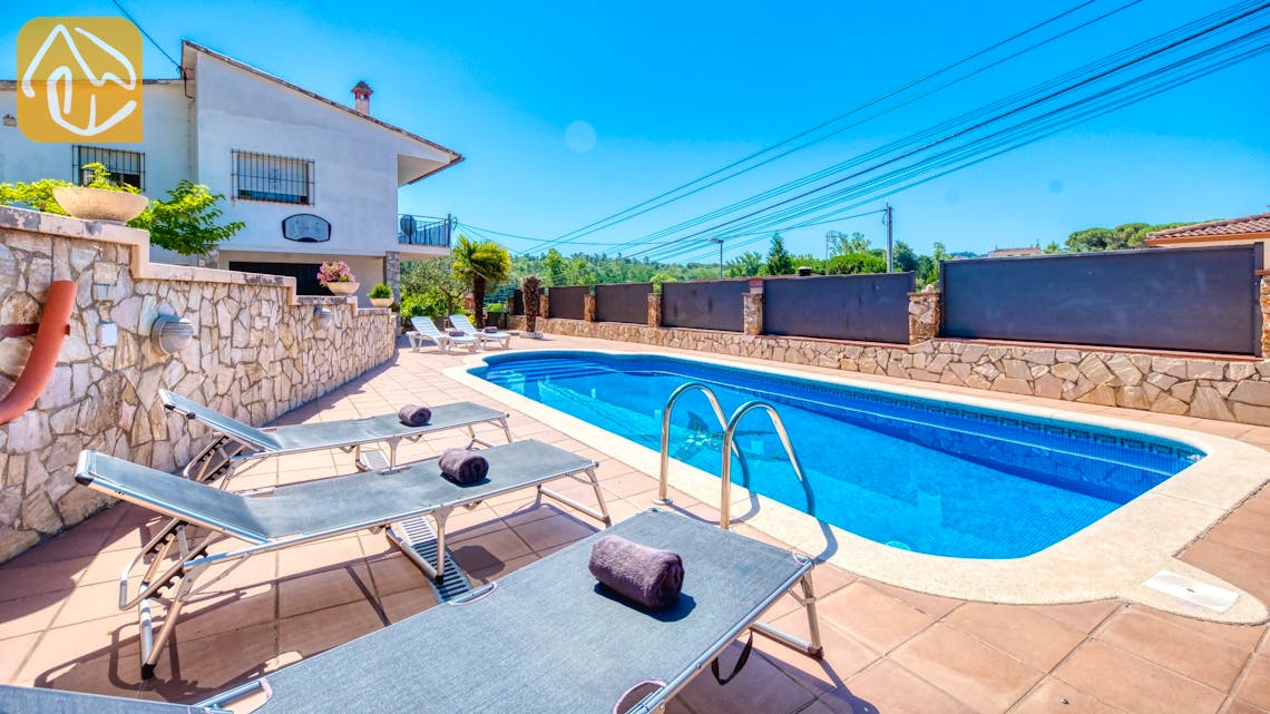 Holiday villas Costa Brava Spain - Villa Montse - Sunbeds